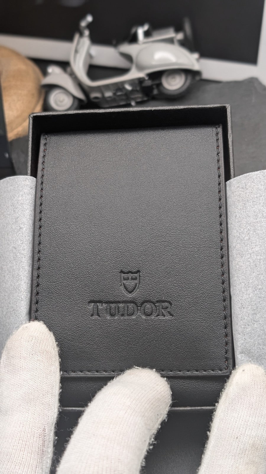 Document holder / card case compatible with TUDOR – Outer box + leather card hol